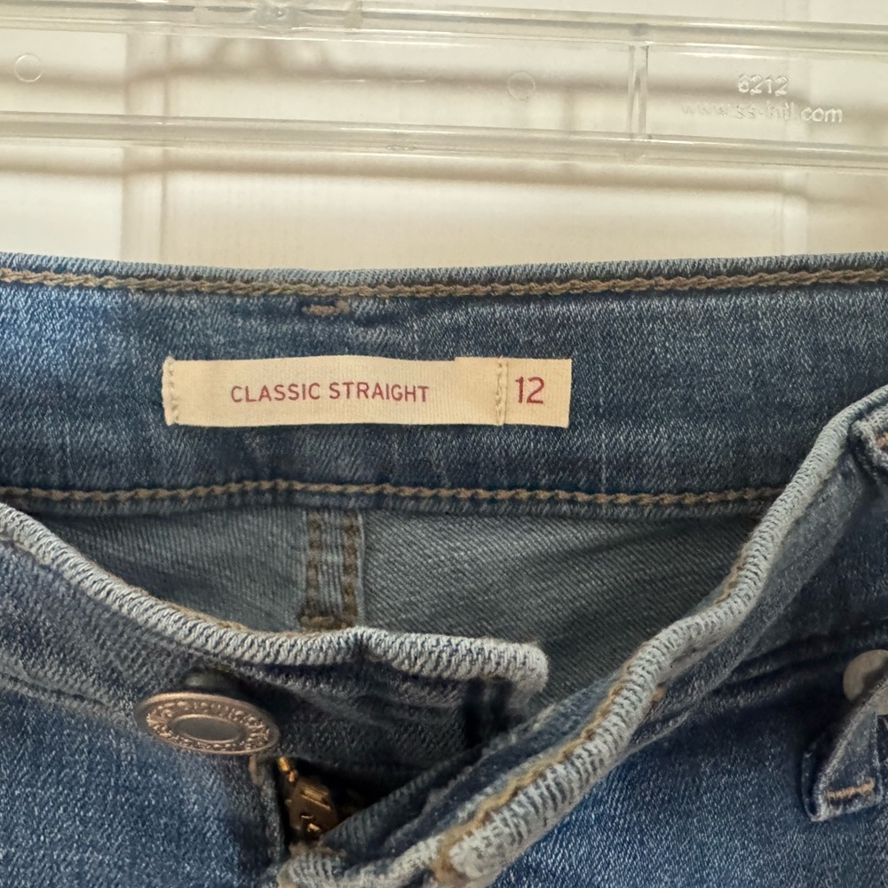 Levi Strauss Women's Classic Straight Jeans - Medium Wash - Size 12 - Picture 2 of 6